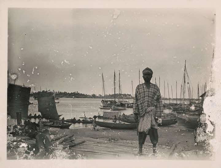 Malay boatman, early 20th century, NMS XXXX-15079. Courtesy of National Museum of Singapore.